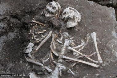 五座滴血的坟墓,揭开神秘事件的惊悚序幕